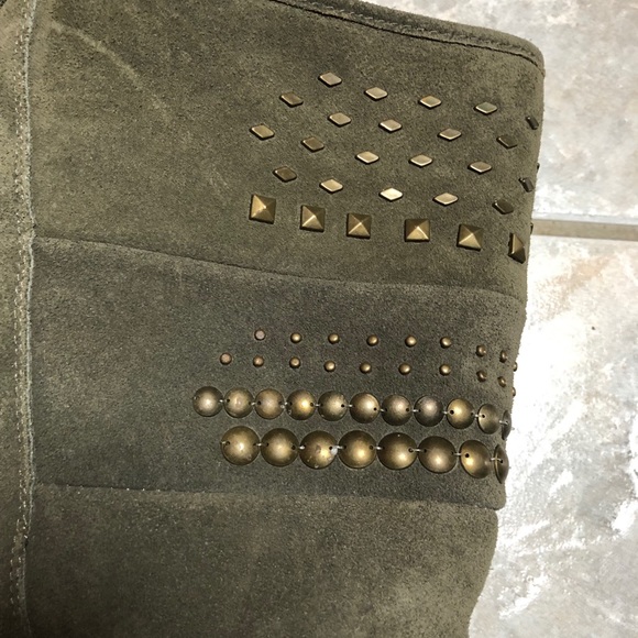Bearpaw suede winter boots. Lace up back. Super warm and comfortable. Size 6 - Picture 5 of 7
